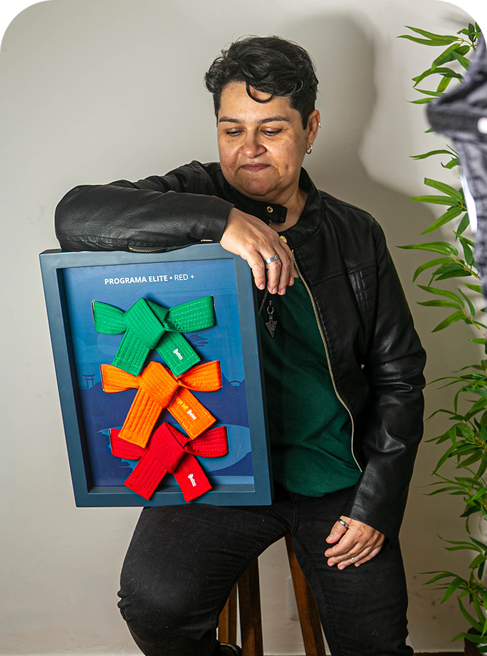 Jeane Marilá com o quadro do Programa Elite